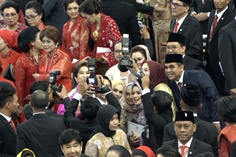 Ragam gaya para pesohor saat pelantikan di Senayan