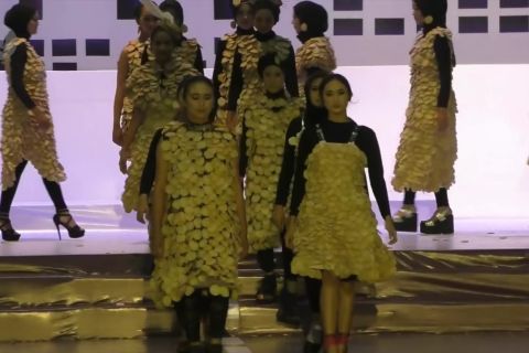 Busana dari keripik tempe pecahkan rekor dunia