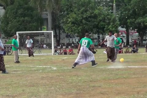 Serunya sepakbola sarung batik peringati Hari Batik