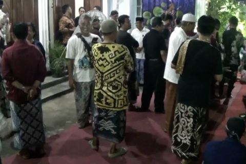 Mempromosikan sarung batik dengan Tradisi Srawungan