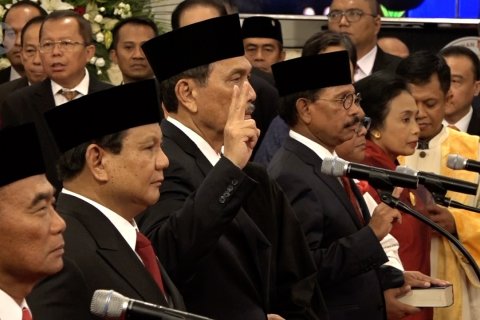 Para menteri Kabinet Indonesia Maju, mengucap sumpah di Istana Negara