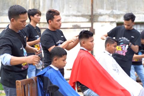 Aksi sosial pemangkas rambut di panti asuhan Aceh