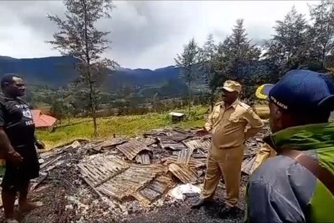 Bupati Puncak Papua tinjau lokasi konflik KKB