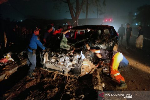 Evakuasi mobil tercebur ke sungai di Bekasi