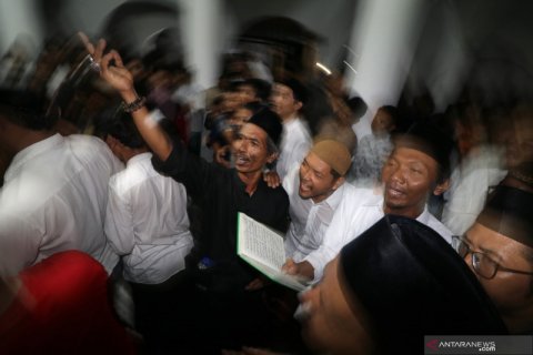 Tradisi berebut koin peringati Maulid Nabi