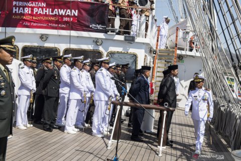 Peringatan Hari Pahlawan di KRI Bima Suci