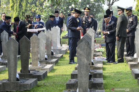 Presden Joko Widodo tabur bunga di Taman Makam Pahlawan Kalibata