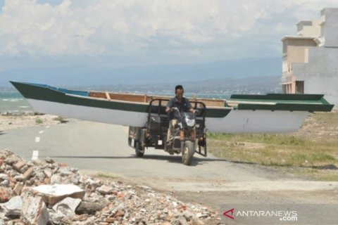 Mengangkut perahu dengan sepeda motor