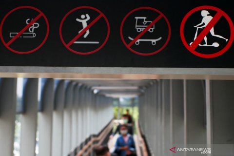 Larangan skuter listrik melintasi JPO