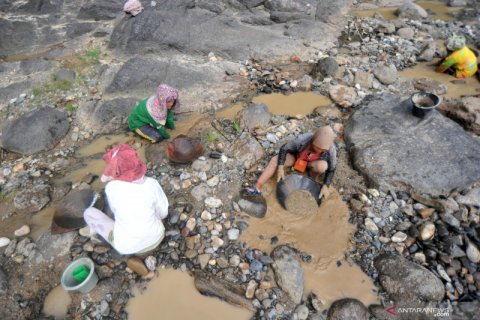 Penambang emas tradisional di sungai Batang Kuantan