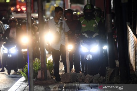 Aksi warga menghalau pengendara sepeda motor naik di trotoar