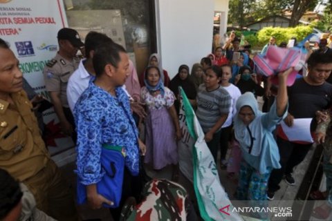 Demo penyintas bencana gempa dan tsunami di Kantor Dinsos Kota Palu