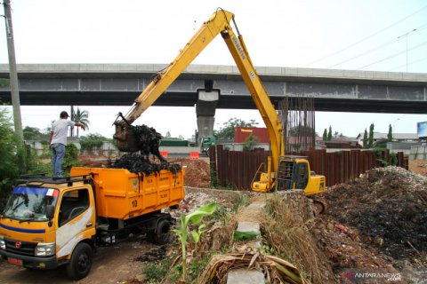 Pembersihan sampah Kali Jambe Hulu