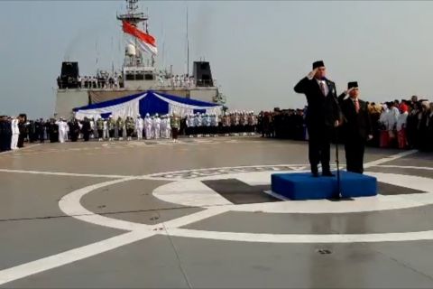 Upacara tabur bunga di atas KRI Banda Aceh