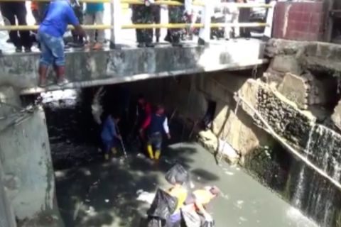 Antisipasi banjir, warga Kendari gotongroyong bersihkan sungai