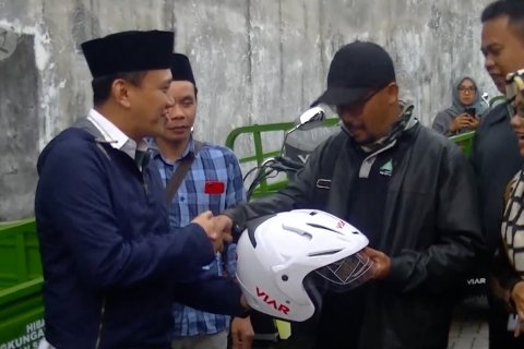 Kementerian LHK salurkan bantuan kendaraan sampah