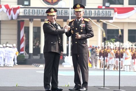 Tito serah terimakan Panji Tribrata ke Idham