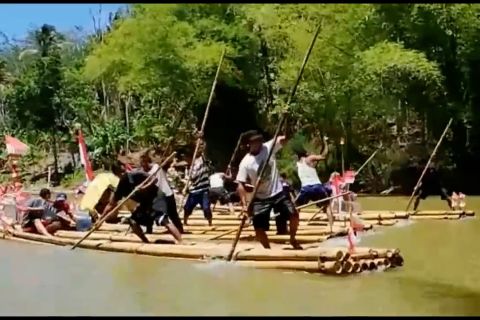 Warga Lebak lomba rakit di Sungai Cimandur