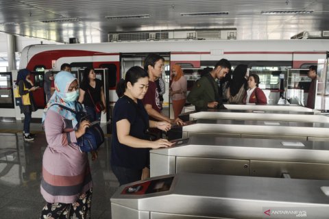 Hari pertama pengoperasian komersial LRT Rawamangun - Kelapa Gading