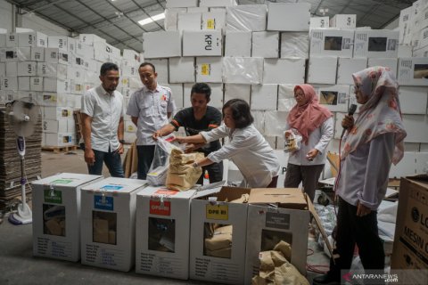 Pembongkaran kardus suara logistik pemilu