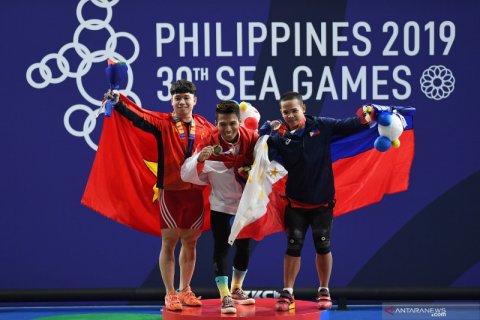 Medali emas angkat besi 67 kg putra