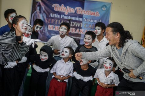 Siswa tuna rungu belajar pantomim