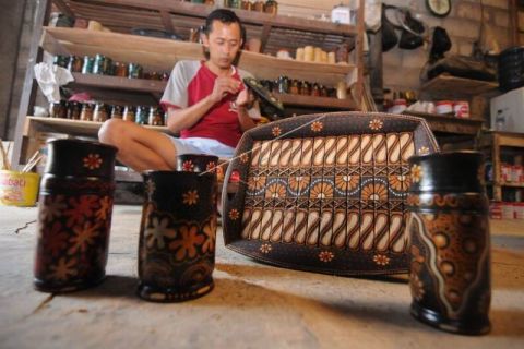 Kerajinan bambu motif batik