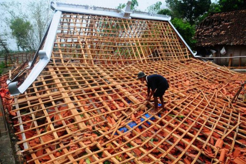 Rumah rusak akibat angin puting beliung