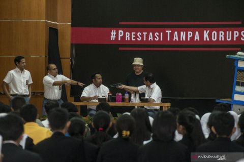 Main drama antikorupsi, Menteri BUMN jadi tukang bakso