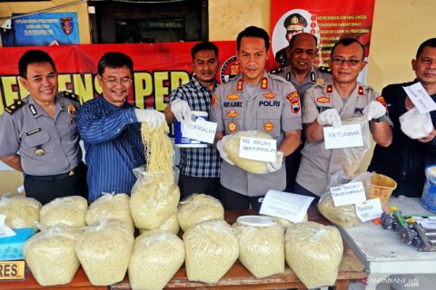 Ungkap barang bukti mi berformalin