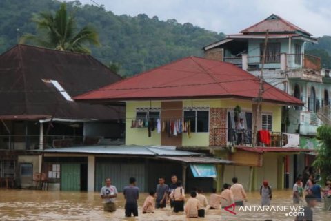 TUJUH RUMAH HANYUT DAN ROBOH DITERJANG  BANJIR