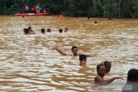 PENCARIAN KORBAN BANJIR DHAMASRAYA