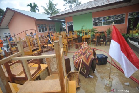 Pembersihan bekas banjir