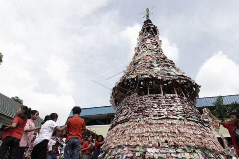 Pembuatan pohon natal dari sampah plastik