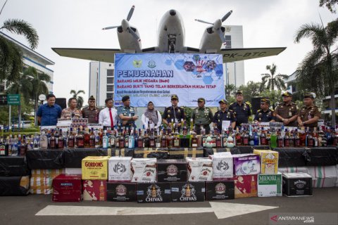 Pemusnahan miras dan rokok ilegal