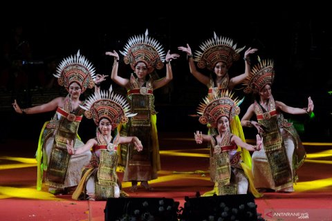 Pergelaran seni kolaborasi tradisi multimedia