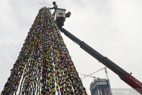 Pohon Natal dari botol minuman bekas
