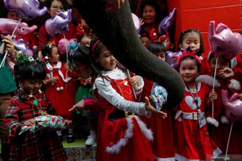 Gajah berpakaian Santa Klaus antar hadiah natal untuk pelajar