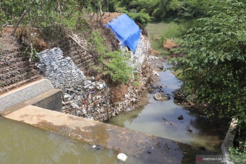 Pembuangan limbah B3 di Kediri