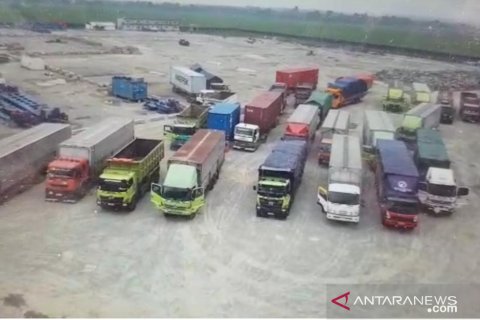 20 truk  tanah merah angkut pupuk lintasi tol Japek ditahan 