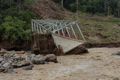 Jembatan putus akibat banjir bandang di Lahat