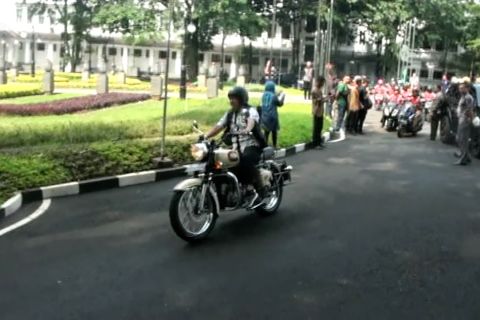 Kampanye keselamatan lalu lintas dengan penggunaan helm yang baik dan benar