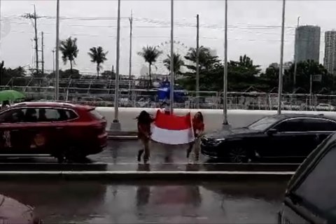 Hujan dan angin kencang landa kawasan Manila