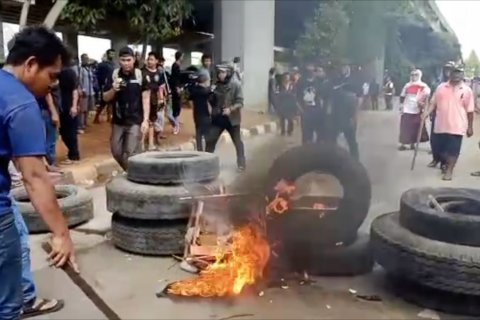 Polisi bubarkan aksi blokade Jalan DI Panjaitan