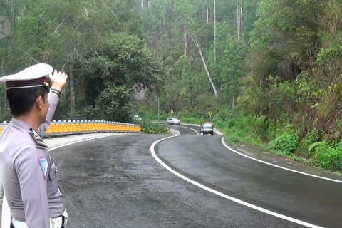 Meminimalisasi jalur rawan di tebing Gunung Lawu