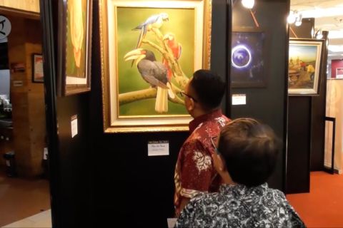 Menyaksikan deretan lukisan indah dari goresan kaki