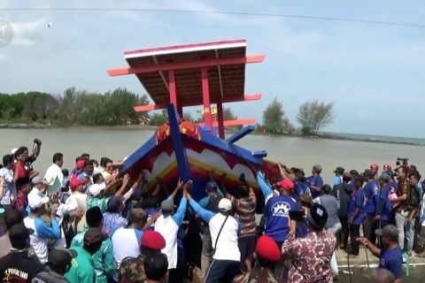 Muhammadiyah serahkan bantuan kapal untuk nelayan pantura