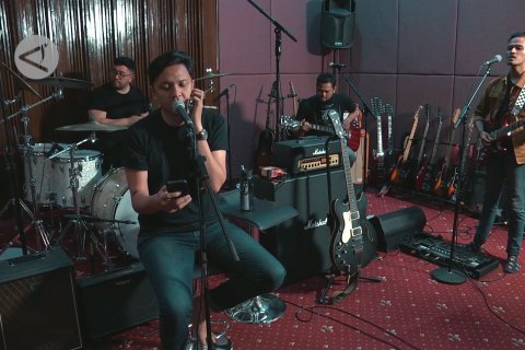 EKSKLUSIF - Mengintip sesi latihan studio Sore Ze Band