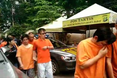 Polrestro Jakbar ringkus puluhan pelaku judi batu goncang