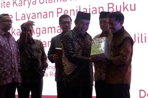 Kemenag luncurkan Al Quran terjemah bahasa daerah